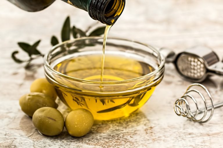 Huile d’olive Amour d’ail, un pur jus de fruit. Huile d'olive vierge-extra Amour d'ail